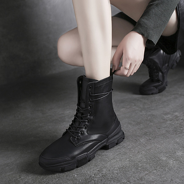 ÚJ női csizma modell durva talppal és fűzős fekete színben