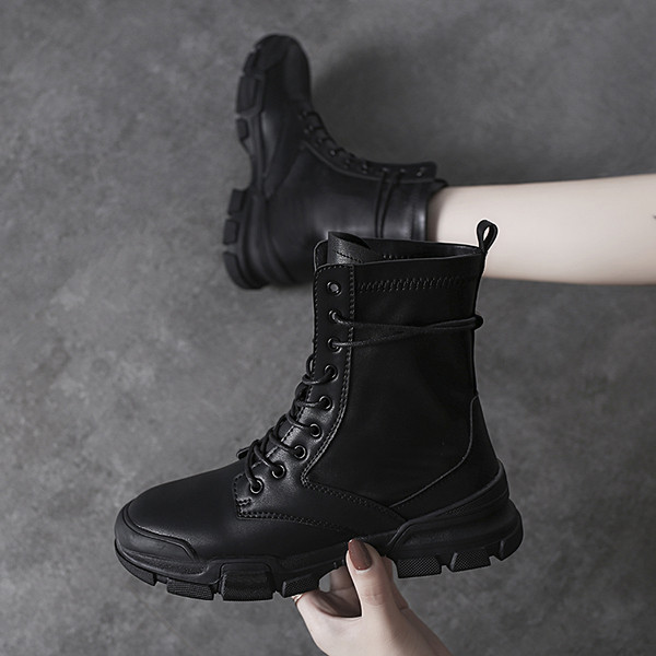 ÚJ női csizma modell durva talppal és fűzős fekete színben