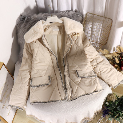 Μοντέρνο χειμωνιάτικο γυναικέιο μπουφάν με  τσέπες με μπεζ και μαύρο χρώμα