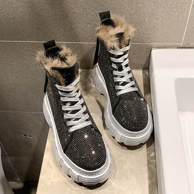 Γυναικείες χειμωνιάτικες μπότες με απαλή επένδυση και ψηλή σόλα σε διάφορα χρώματα