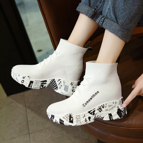 Μοντέρνα γυναικεία παπούτσια ΣΕ πλατφόρμα Με κορδόνια σε μαύρο και άσπρο χρώμα