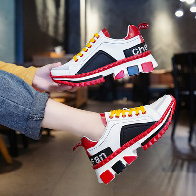 Női tornacipő ÚJ modell durva talppal, fekete és piros színben