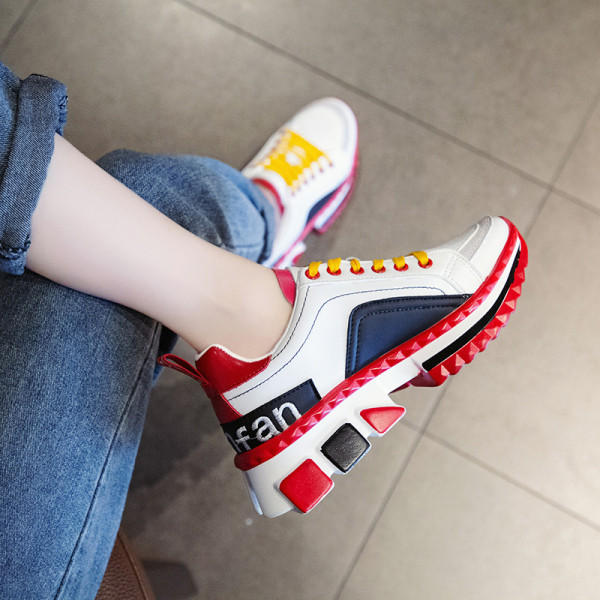 Női tornacipő ÚJ modell durva talppal, fekete és piros színben