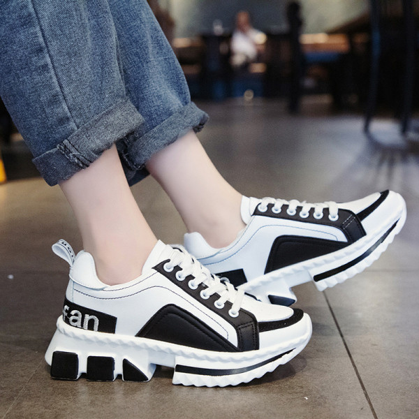 Női tornacipő ÚJ modell durva talppal, fekete és piros színben