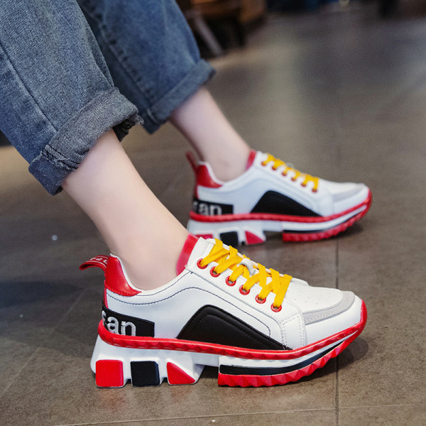 Női tornacipő ÚJ modell durva talppal, fekete és piros színben