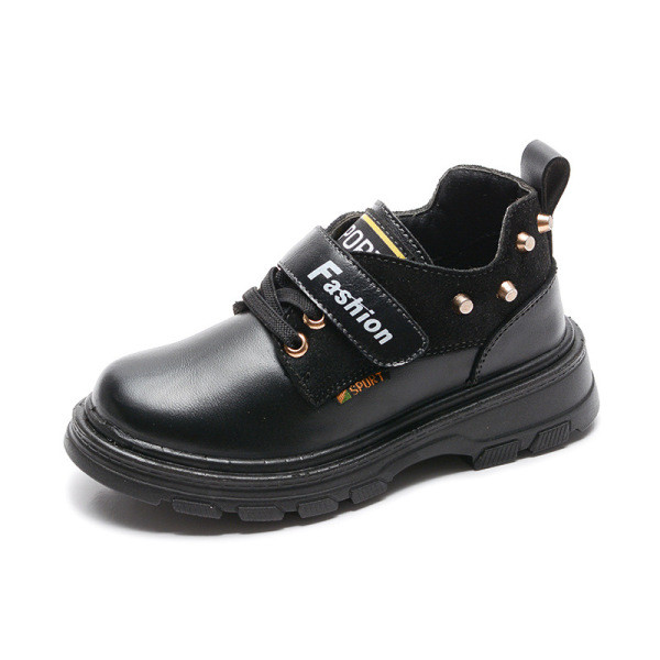 Παιδικά υποδήματα φθινόπωρου σε διάφορα χρώματα σε καφέ, σκούρο μπλε και μαύρο χρώμα