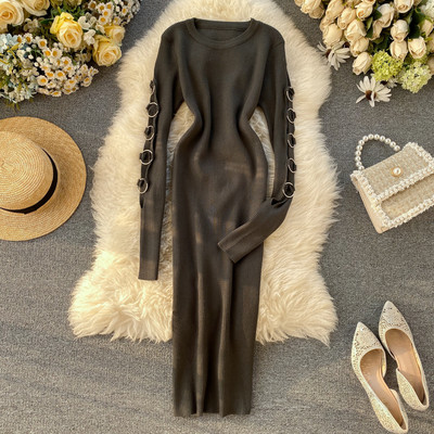 Modern női ruha fém elemmel, kerek nyakkivágással