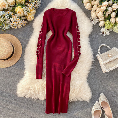 Modern női ruha fém elemmel, kerek nyakkivágással