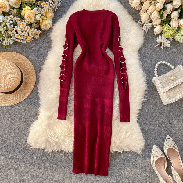 Modern női ruha fém elemmel, kerek nyakkivágással