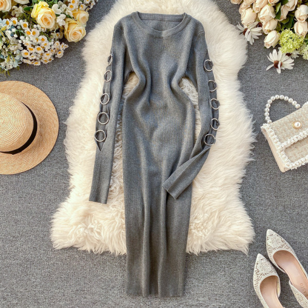 Modern női ruha fém elemmel, kerek nyakkivágással