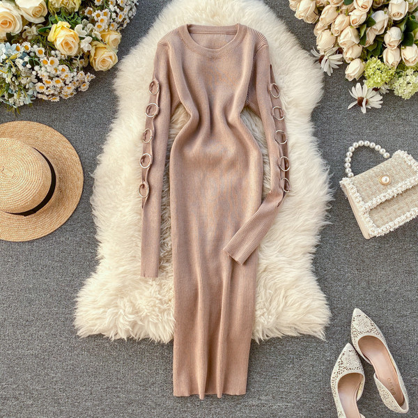 Modern női ruha fém elemmel, kerek nyakkivágással