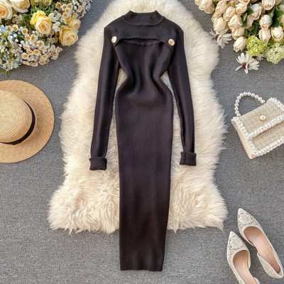 Hosszú kötött női ruha gombokkal és alacsony gallérral