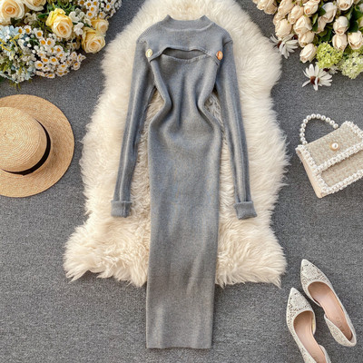 Hosszú kötött női ruha gombokkal és alacsony gallérral