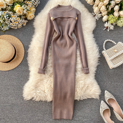 Hosszú kötött női ruha gombokkal és alacsony gallérral