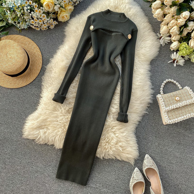 Hosszú kötött női ruha gombokkal és alacsony gallérral