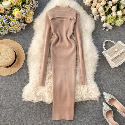 Hosszú kötött női ruha gombokkal és alacsony gallérral