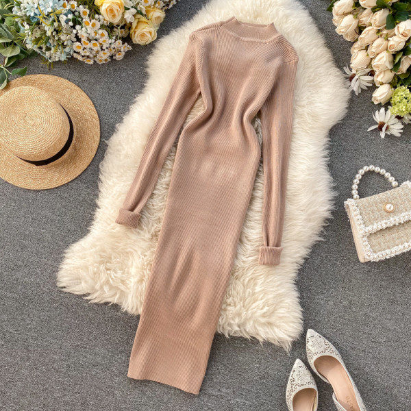 Hosszú kötött női ruha gombokkal és alacsony gallérral