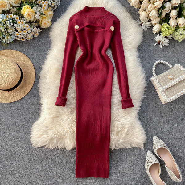 Hosszú kötött női ruha gombokkal és alacsony gallérral