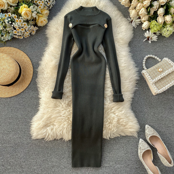 Hosszú kötött női ruha gombokkal és alacsony gallérral