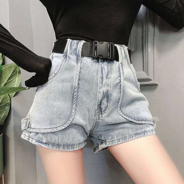 Könnyű farmer rövidnadrág és öv