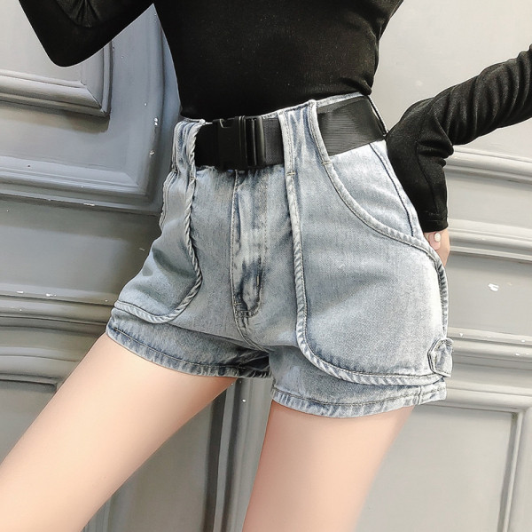 Könnyű farmer rövidnadrág és öv