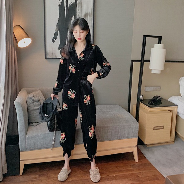 Modern női bársony ing fekete színben, hímzéssel