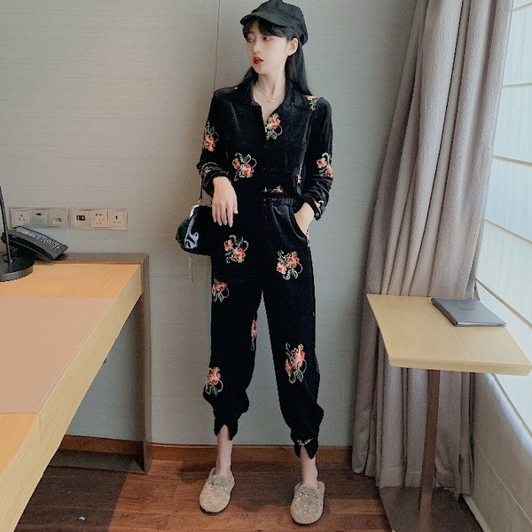 Modern női bársony ing fekete színben, hímzéssel