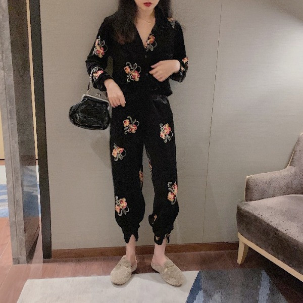 Modern női bársony ing fekete színben, hímzéssel