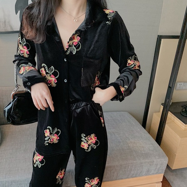 Modern női bársony ing fekete színben, hímzéssel