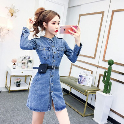 Farmer anyagból készült rövid női ruha kék gombokkal