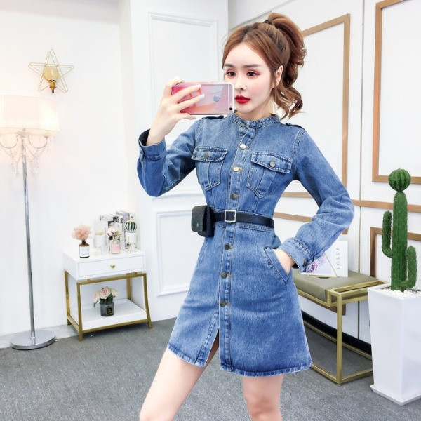 Farmer anyagból készült rövid női ruha kék gombokkal