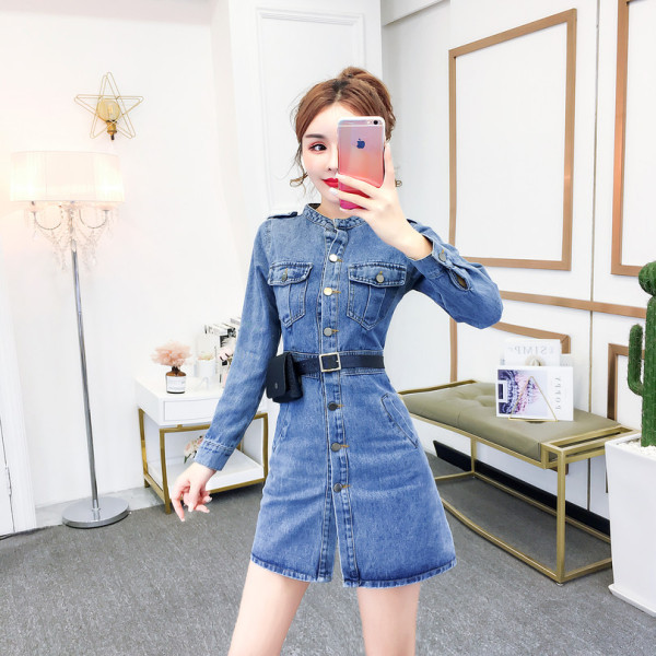 Farmer anyagból készült rövid női ruha kék gombokkal