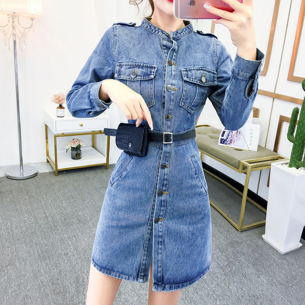 Farmer anyagból készült rövid női ruha kék gombokkal