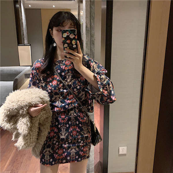 Σύντομο γυναικείο φόρεμα με floral πριντ και 7/8 μανίκια