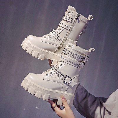 Aktuális női csizma magas durva magas talppal, öko bőrből fehér és fekete színben