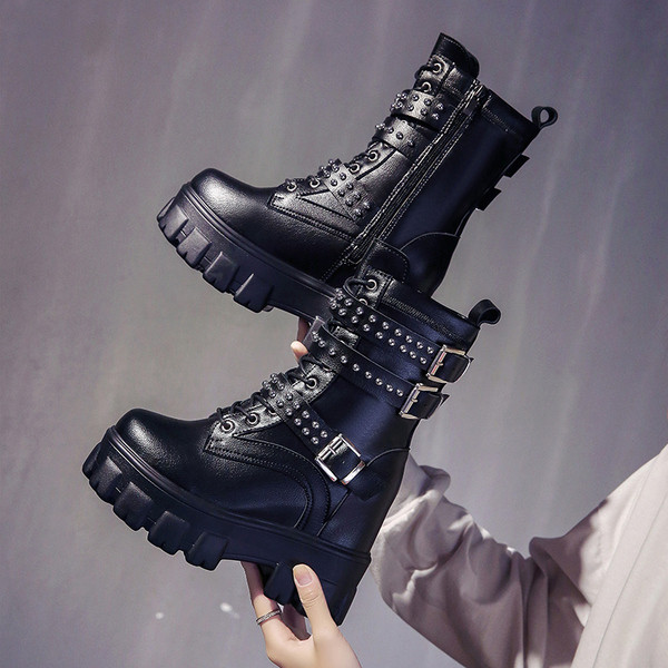 Aktuális női csizma magas durva magas talppal, öko bőrből fehér és fekete színben