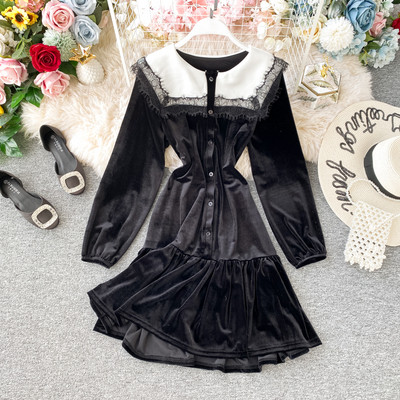 Modern női bársonyruha fekete és barna csipkével