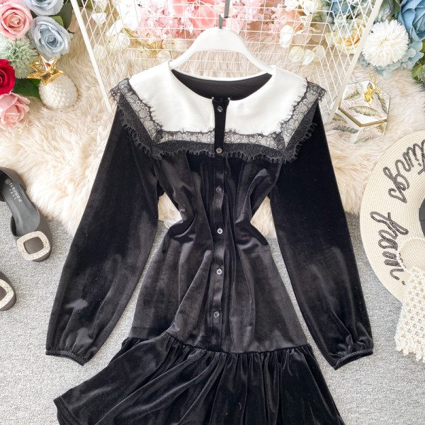 Modern női bársonyruha fekete és barna csipkével