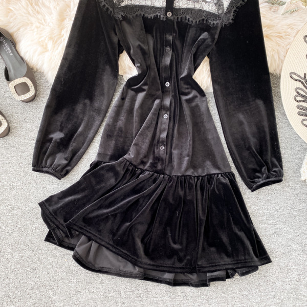 Modern női bársonyruha fekete és barna csipkével