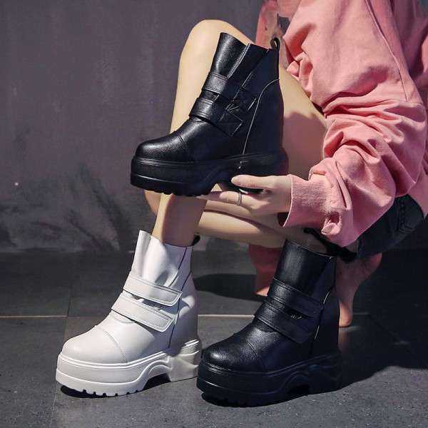 Γυναικείες  έκο δερμάτινες μπότες για το χειμώνα σε μαυρο και άσπρο χρώμα