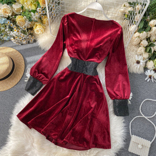 Stílusos női bársonyruha flitterekkel és szögletes nyakkivágással fekete és bordó színben