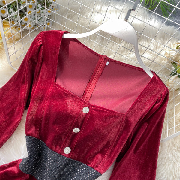 Stílusos női bársonyruha flitterekkel és szögletes nyakkivágással fekete és bordó színben