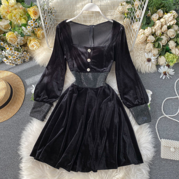 Stílusos női bársonyruha flitterekkel és szögletes nyakkivágással fekete és bordó színben