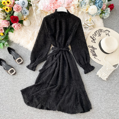 Modern női ruha magas gallérral és övvel fehér, bézs és fekete színben