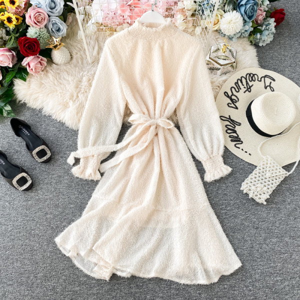 Modern női ruha magas gallérral és övvel fehér, bézs és fekete színben