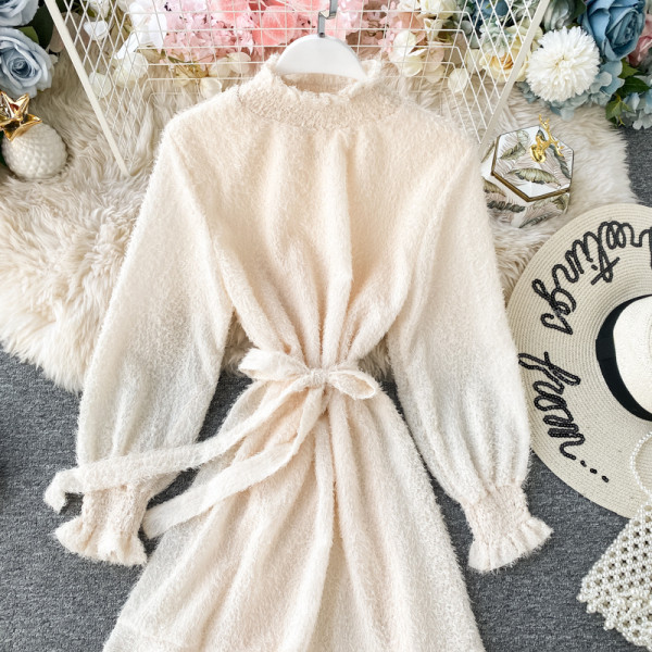 Modern női ruha magas gallérral és övvel fehér, bézs és fekete színben