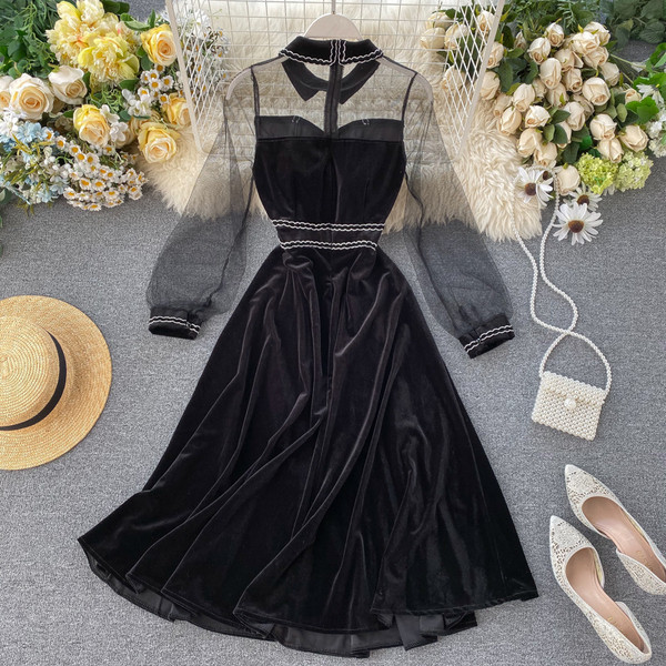 Női bársonyruha fekete gallérral