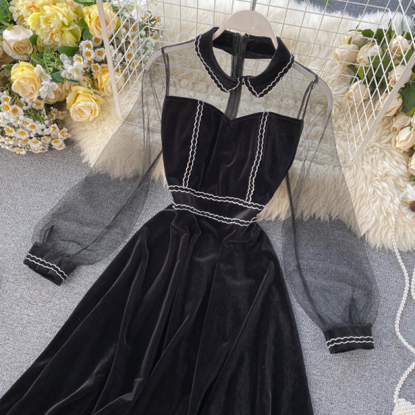 Női bársonyruha fekete gallérral