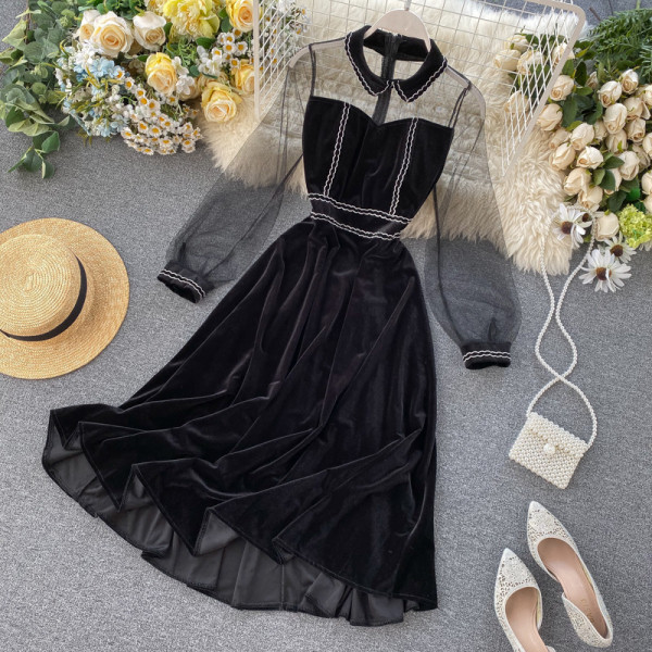 Női bársonyruha fekete gallérral