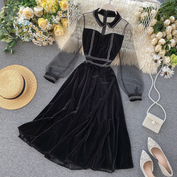 Női bársonyruha fekete gallérral